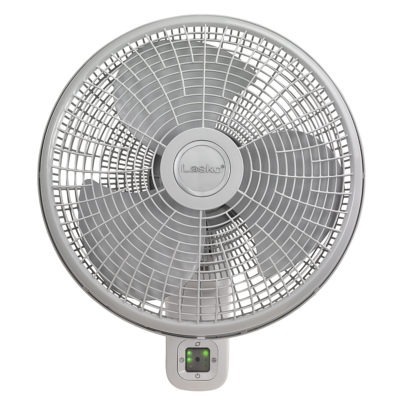 Lasko振荡壁挂式风扇的前视图，具有3个速度和遥控型号M16950